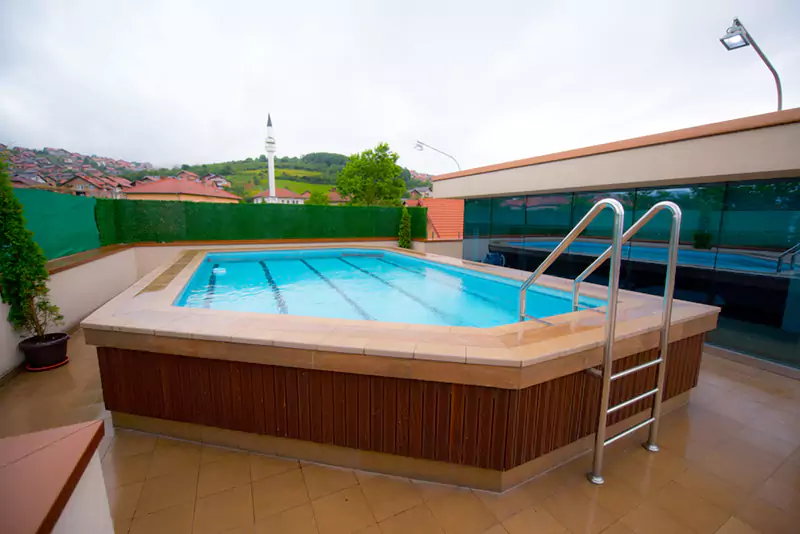 .استخرهای کوچک با شکل های منحنی